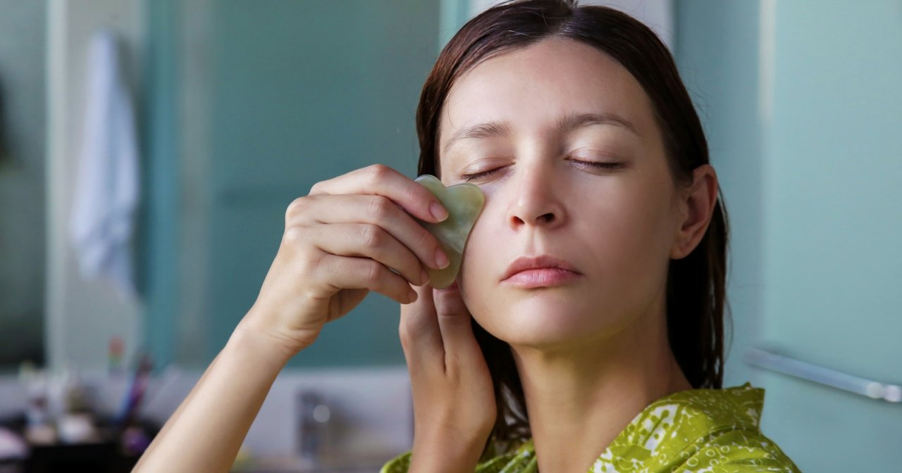 Masajeador Rodillo + Gua Sha En Piedra Jade Natural